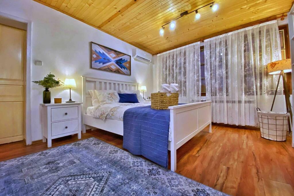 The Secret Lodge- New With Private Garage, Entire House Wielkie Tyrnowo Zewnętrze zdjęcie