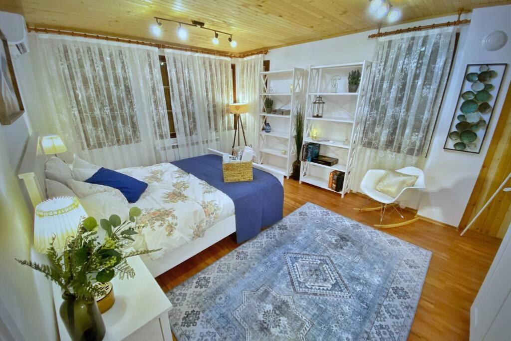 The Secret Lodge- New With Private Garage, Entire House Wielkie Tyrnowo Zewnętrze zdjęcie